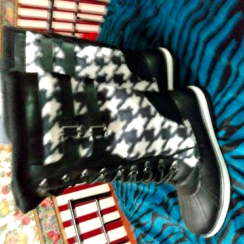 Esabell Cold Weather Boots. Womens Brand new size 9